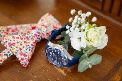Boutonnière mariage réalisé par Anne Designer floral Isère Art Déco Réceptions