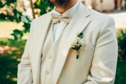 Boutonnière mariage réalisé par Anne Designer floral Isère Art Déco Réceptions